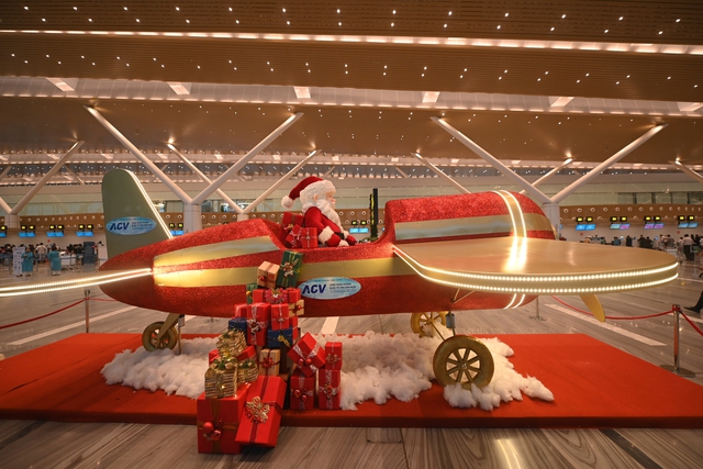Hành khách thích thú chụp hình Noel tại Nhà ga T3 sân bay Tân Sơn Nhất - Ảnh 5.