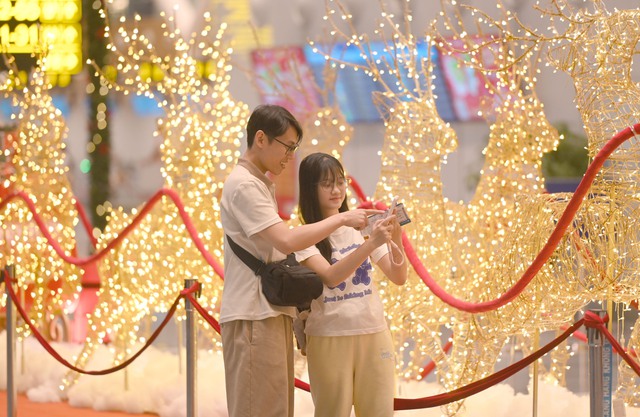 Hành khách thích thú chụp hình Noel tại Nhà ga T3 sân bay Tân Sơn Nhất - Ảnh 10.