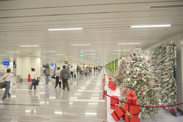 Hành khách thích thú chụp hình Noel tại Nhà ga T3 sân bay Tân Sơn Nhất - Ảnh 15.