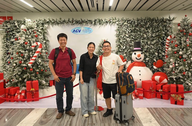 Hành khách thích thú chụp hình Noel tại Nhà ga T3 sân bay Tân Sơn Nhất - Ảnh 11.