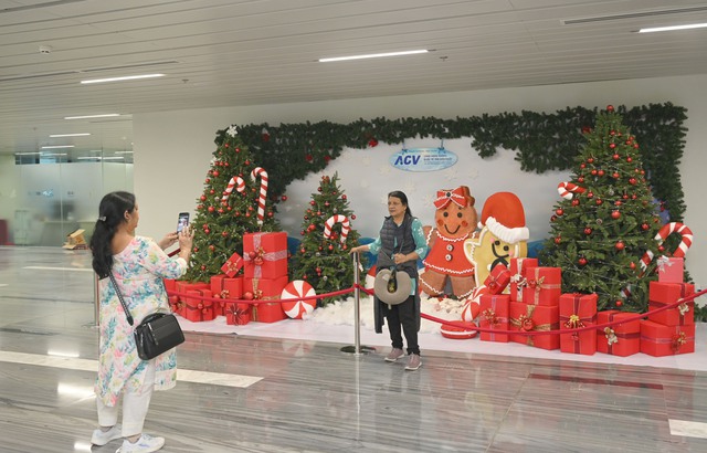 Hành khách thích thú chụp hình Noel tại Nhà ga T3 sân bay Tân Sơn Nhất - Ảnh 13.