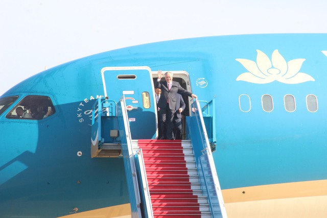 Phó thủ tướng thường trực Chính phủ cắt băng khánh thành các công trình và đón chuyến bay đầu tiên tại sân bay Long Thành