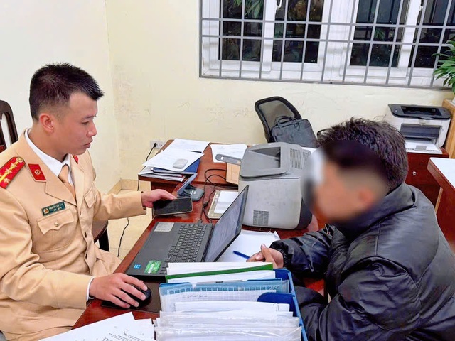 CSGT kịp thời ngăn chặn nhóm thanh niên gây rối trật tự công cộng trên QL32 - Ảnh 1.