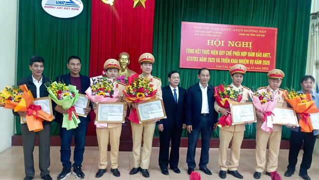 Phối hợp chặt chẽ bảo đảm an ninh trật tự, ATGT đường sắt tuyến Yên Viên – Lào Cai - Ảnh 2.