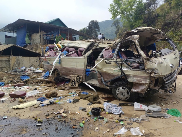 Lật xe khách chở đoàn giáo viên đi thiện nguyện ở Lào Cai, 9 người tử vong