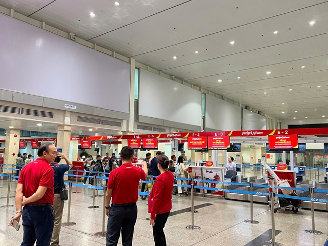 Sân bay Tân Sơn Nhất đón 135.000 hành khách dịp cao điểm Tết Dương lịch 2026 - Ảnh 3.