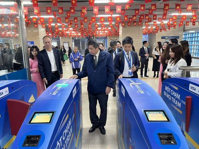 Chính thức áp dụng thẻ vé kiểm soát tự động tuyến đường sắt Cát Linh - Hà Đông - Ảnh 4.