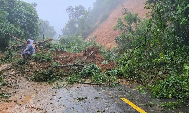 Giao thông nhiều nơi Trung Bộ vẫn chia cắt do mưa lũ