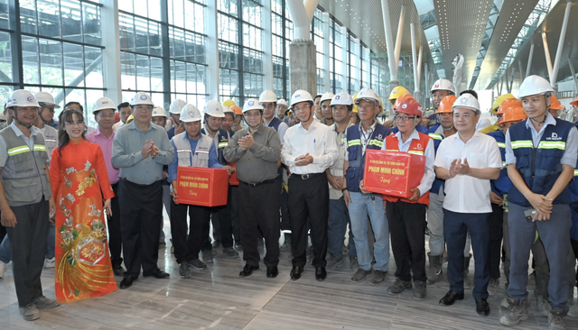 Thủ tướng kiểm tra dự án xây dựng Nhà ga hành khách T3 - Tân Sơn Nhất - Ảnh 3.