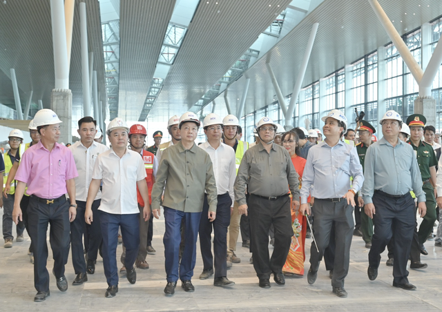 Thủ tướng kiểm tra dự án xây dựng Nhà ga hành khách T3 - Tân Sơn Nhất - Ảnh 1.