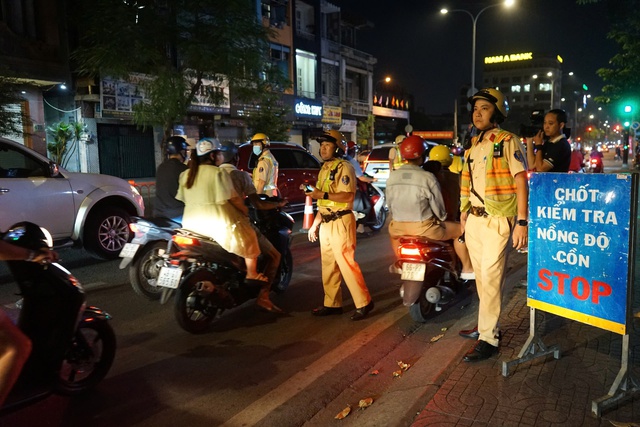 TP. HCM xử phạt gần 1. 000 trường hợp vi phạm giao thông trong 3 ngày Tết Nguyên đán Ất Tỵ 2025 - Ảnh 2.