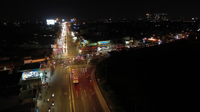 Video dòng người ùn ùn đổ về TP. HCM sau kỳ nghỉ Tết - Ảnh 2.