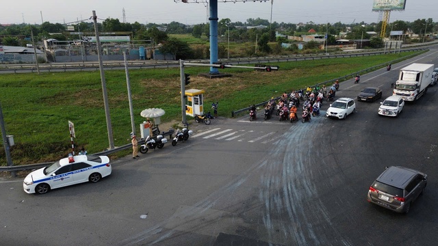 Video dòng người ùn ùn đổ về TP. HCM sau kỳ nghỉ Tết - Ảnh 4.