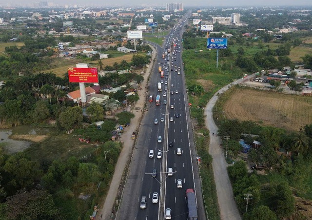 Video dòng người ùn ùn đổ về TP. HCM sau kỳ nghỉ Tết - Ảnh 1.