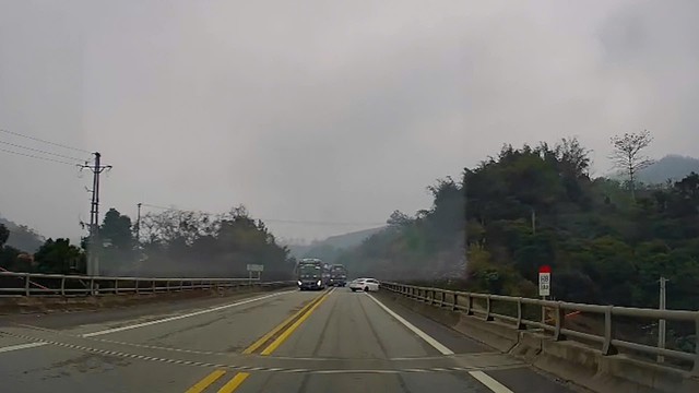 Tài xế bị trừ 10 điểm GPLX, nộp phạt 35 triệu do quay đầu xe trên cao tốc- Ảnh 1. Tài xế bị trừ 10 điểm GPLX, nộp phạt 35 triệu do quay đầu xe trên cao tốc- Ảnh 1.