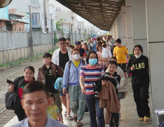 TP. HCM đông nghẹt người quay trở lại sau kỳ nghỉ Tết, giao thông các cửa ngõ ùn tắc- Ảnh 15.