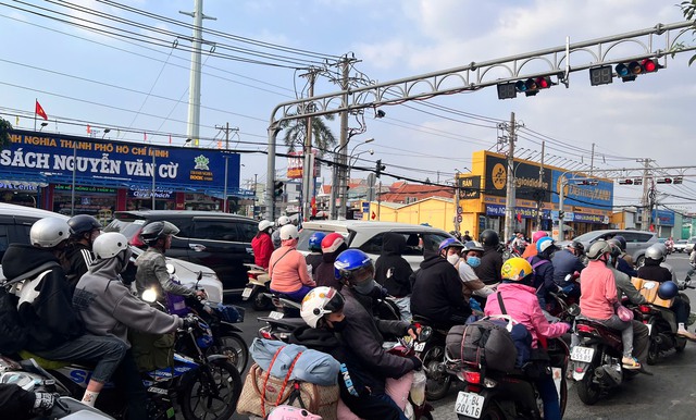TP. HCM đông nghẹt người quay trở lại sau kỳ nghỉ Tết, giao thông các cửa ngõ ùn tắc- Ảnh 10.