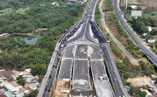 TP. HCM đông nghẹt người quay trở lại sau kỳ nghỉ Tết, giao thông các cửa ngõ ùn tắc- Ảnh 12.
