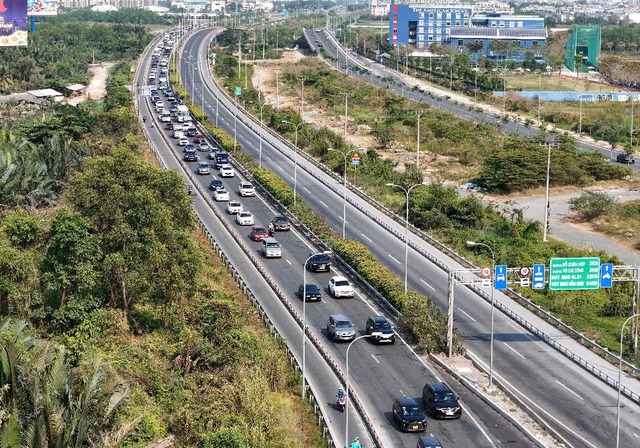 TP. HCM đông nghẹt người quay trở lại sau kỳ nghỉ Tết, giao thông các cửa ngõ ùn tắc- Ảnh 11.