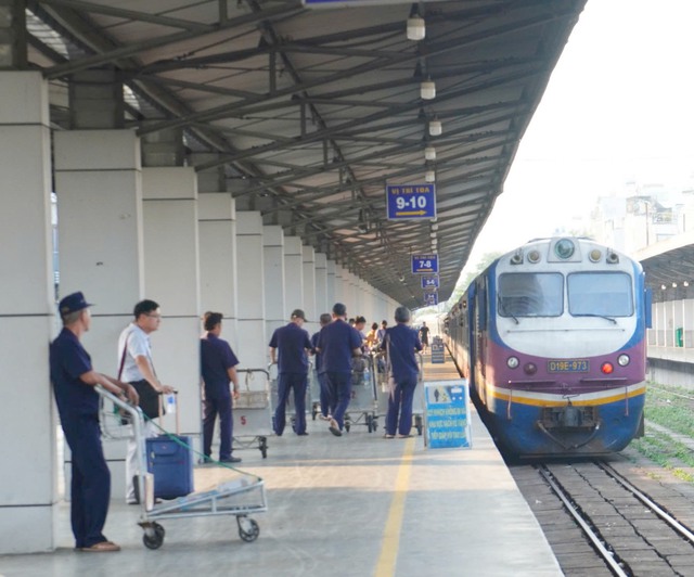 TP. HCM đông nghẹt người quay trở lại sau kỳ nghỉ Tết, giao thông các cửa ngõ ùn tắc- Ảnh 14.