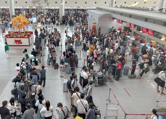 Sân bay Tân Sơn Nhất căng mình đón hơn 150.000 khách sau kỳ nghỉ Tết- Ảnh 1.