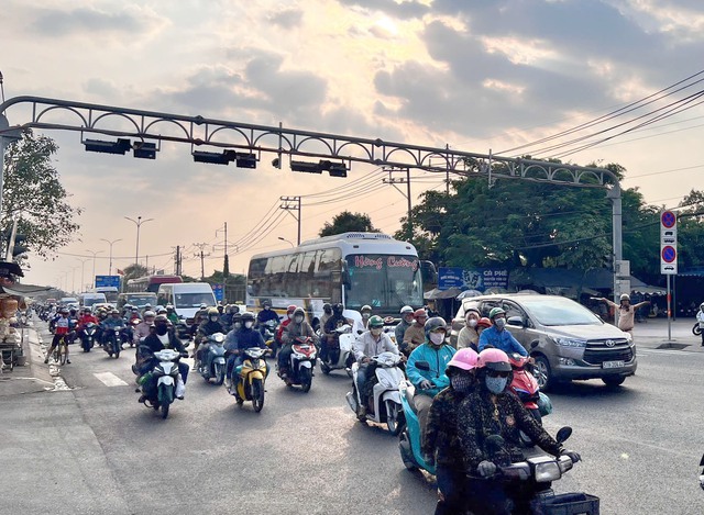 TP. HCM đông nghẹt người quay trở lại sau kỳ nghỉ Tết, giao thông các cửa ngõ ùn tắc- Ảnh 9.