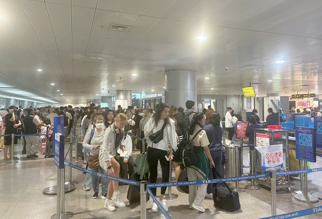 Sân bay Tân Sơn Nhất căng mình đón hơn 150.000 khách sau kỳ nghỉ Tết- Ảnh 7.