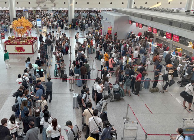 TP. HCM đông nghẹt người quay trở lại sau kỳ nghỉ Tết, giao thông các cửa ngõ ùn tắc- Ảnh 16.