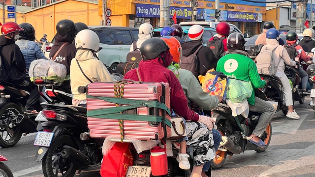 TP. HCM đông nghẹt người quay trở lại sau kỳ nghỉ Tết, giao thông các cửa ngõ ùn tắc- Ảnh 4.