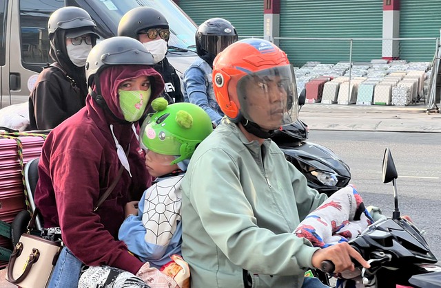 TP. HCM đông nghẹt người quay trở lại sau kỳ nghỉ Tết, giao thông các cửa ngõ ùn tắc- Ảnh 6.