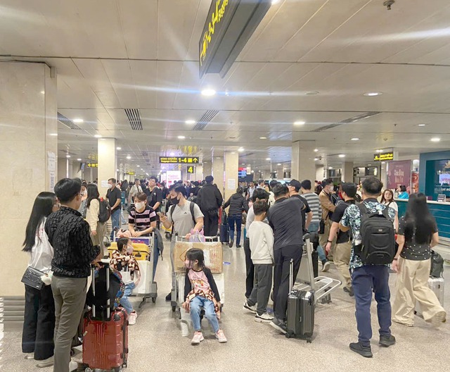 Sân bay Tân Sơn Nhất căng mình đón hơn 150.000 khách sau kỳ nghỉ Tết- Ảnh 4.