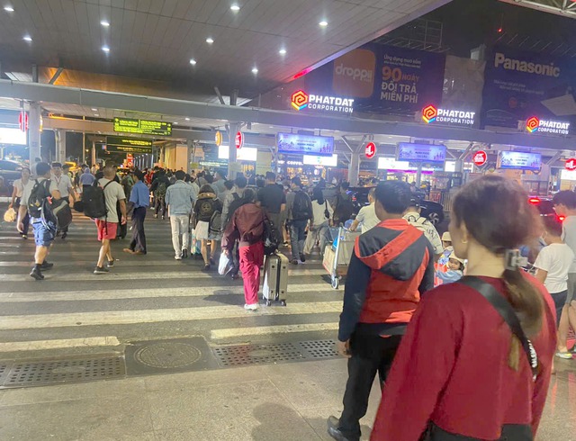 Sân bay Tân Sơn Nhất căng mình đón hơn 150.000 khách sau kỳ nghỉ Tết- Ảnh 2.