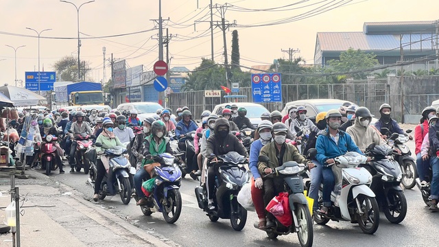 TP. HCM đông nghẹt người quay trở lại sau kỳ nghỉ Tết, giao thông các cửa ngõ ùn tắc- Ảnh 1.