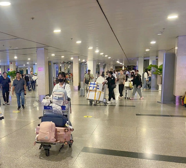 Sân bay Tân Sơn Nhất căng mình đón hơn 150.000 khách sau kỳ nghỉ Tết- Ảnh 5.