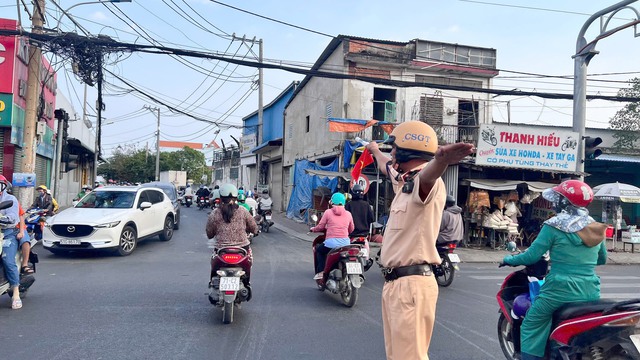 TP. HCM đông nghẹt người quay trở lại sau kỳ nghỉ Tết, giao thông các cửa ngõ ùn tắc- Ảnh 8.