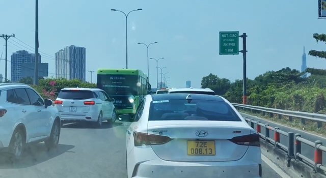 TP. HCM đông nghẹt người quay trở lại sau kỳ nghỉ Tết, giao thông các cửa ngõ ùn tắc- Ảnh 13.
