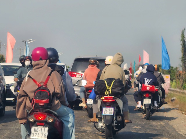 TP. HCM đông nghẹt người quay trở lại sau kỳ nghỉ Tết, giao thông các cửa ngõ ùn tắc- Ảnh 5.