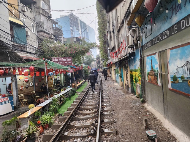 Hành lang đường sắt qua 5 phường ở Hà Nội uy hiếp an toàn chạy tàu- Ảnh 2. Hành lang đường sắt qua 5 phường ở Hà Nội uy hiếp an toàn chạy tàu- Ảnh 2.