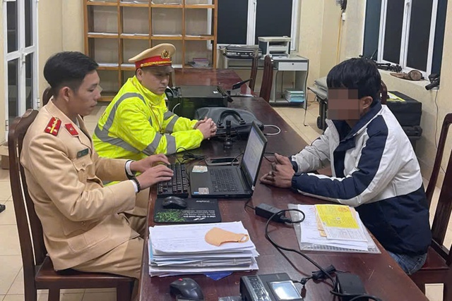 Phạt lái xe đầu kéo cản trở xe dẫn đoàn lãnh đạo Đảng, Nhà nước di chuyển trên QL2- Ảnh 1.