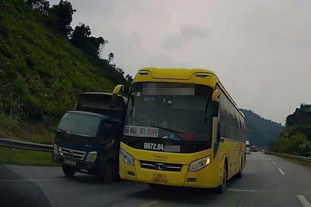 Phạt tiền, trừ điểm GPLX tài xế xe khách 