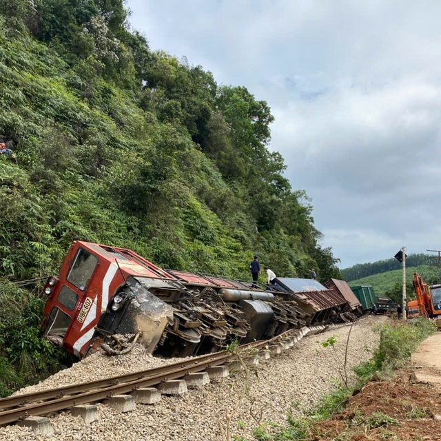 Đường sắt Bắc - Nam vẫn tê liệt sau vụ tàu hàng trật bánh do tông vào xe tải ở Hà Tĩnh- Ảnh 1.
