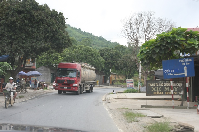 Khẩn trương khắc phục điểm tiềm ẩn TNGT trên QL70 - Ảnh 1.