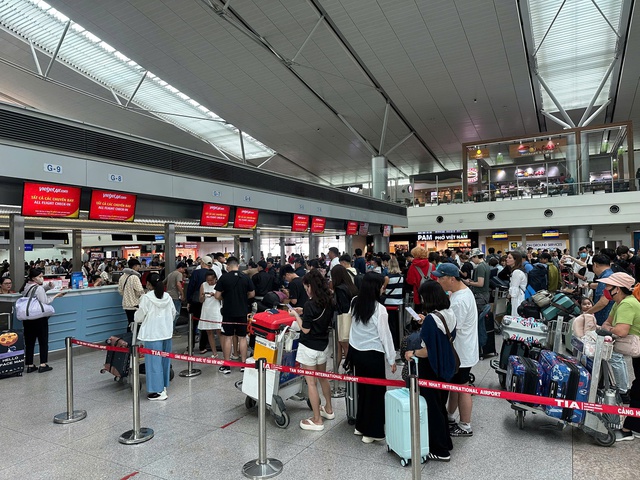 Sân bay Tân Sơn Nhất phục vụ 126.000 khách/ngày cao điểm lễ 30/4 - Ảnh 1.