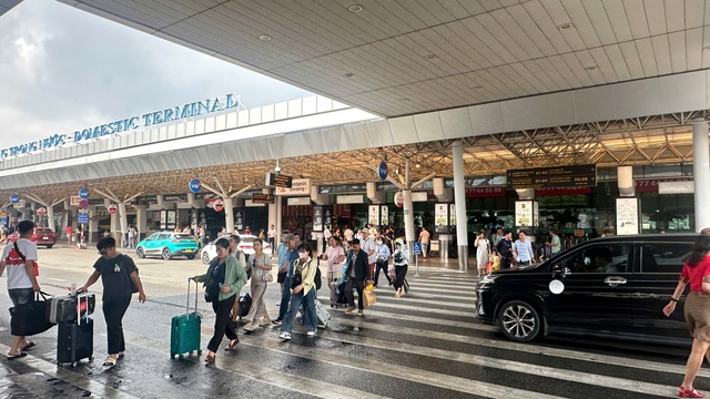 Sân bay Tân Sơn Nhất phục vụ 126.000 khách/ngày cao điểm lễ 30/4 - Ảnh 4.