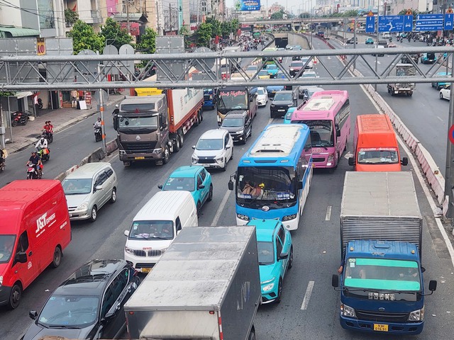 TP. HCM người dân bắt đầu nghỉ lễ, xe cộ rồng rắn hàng km tại các cửa ngõ - Ảnh 7.