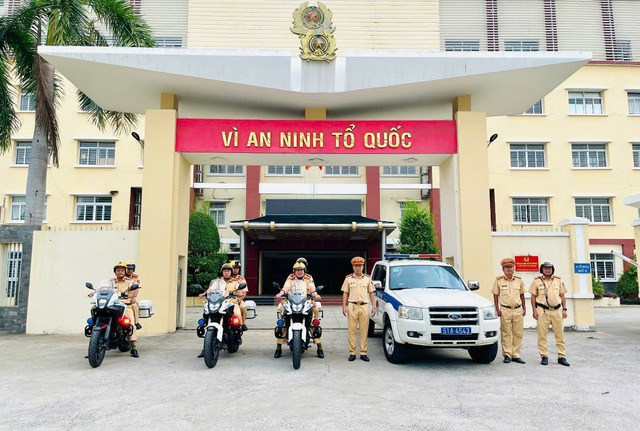 TP. HCM người dân bắt đầu nghỉ lễ, xe cộ rồng rắn hàng km tại các cửa ngõ - Ảnh 9.