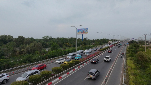 TP. HCM người dân bắt đầu nghỉ lễ, xe cộ rồng rắn hàng km tại các cửa ngõ - Ảnh 6.