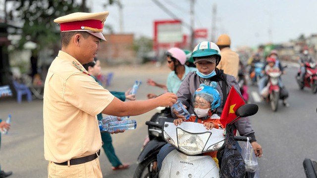 TP. HCM người dân bắt đầu nghỉ lễ, xe cộ rồng rắn hàng km tại các cửa ngõ - Ảnh 11.
