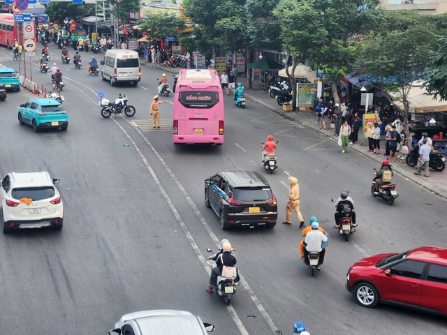 TP. HCM người dân bắt đầu nghỉ lễ, xe cộ rồng rắn hàng km tại các cửa ngõ - Ảnh 10.