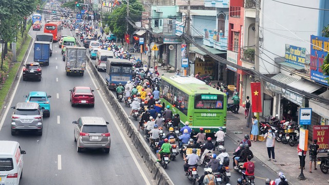 TP. HCM người dân bắt đầu nghỉ lễ, xe cộ rồng rắn hàng km tại các cửa ngõ - Ảnh 8.